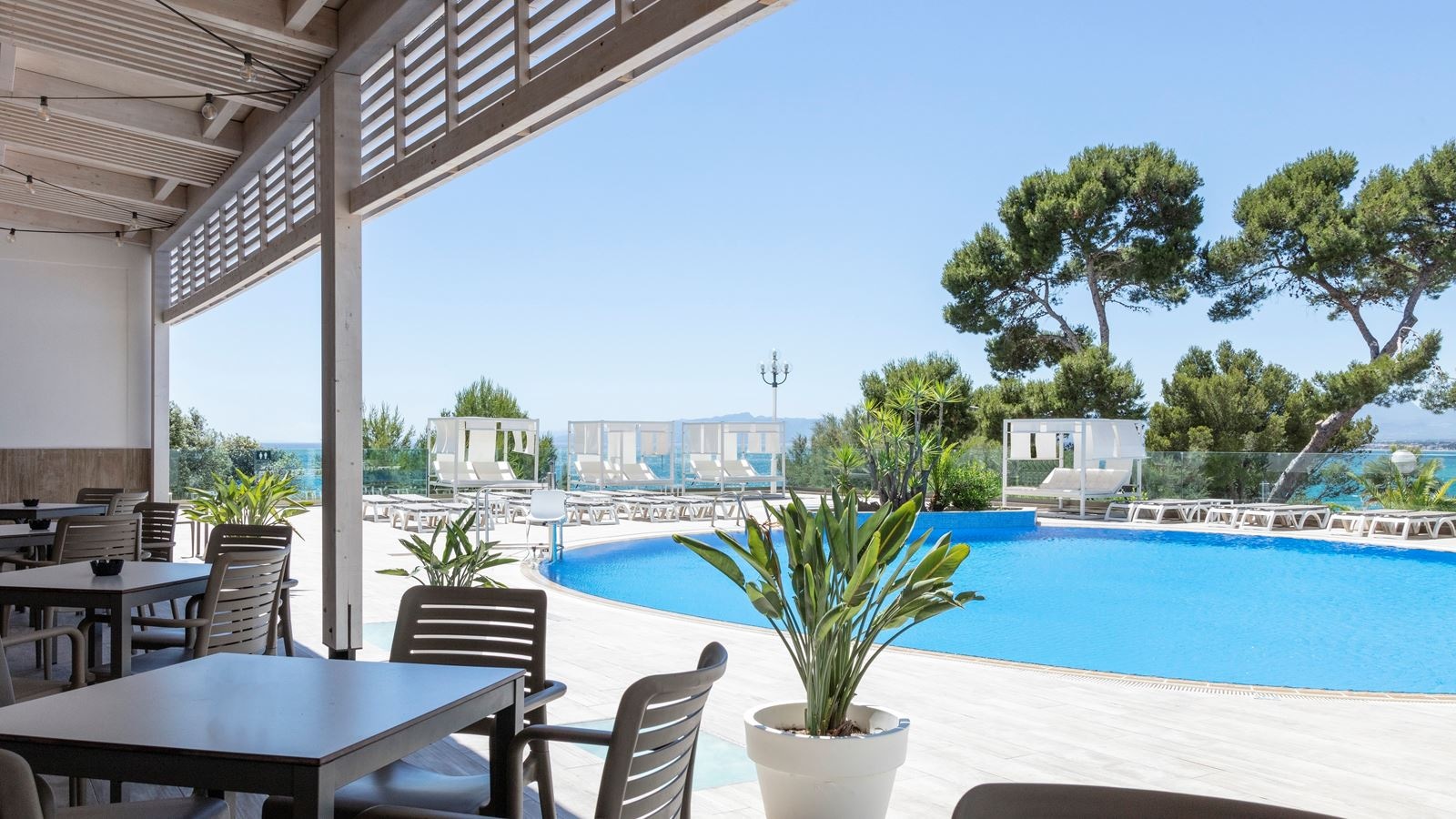 restaurants-pool-bar