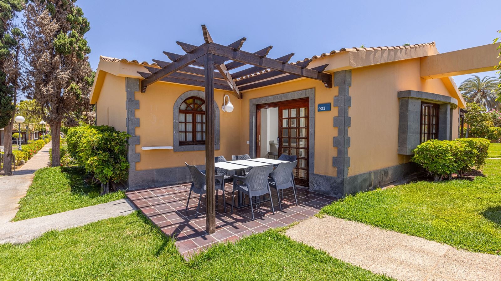 rooms-3-bedrooms-bungalow-with-terrace