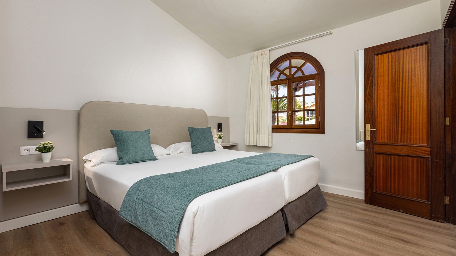 rooms-family-bungalow-1-bedroom-pool-view-with-terrace