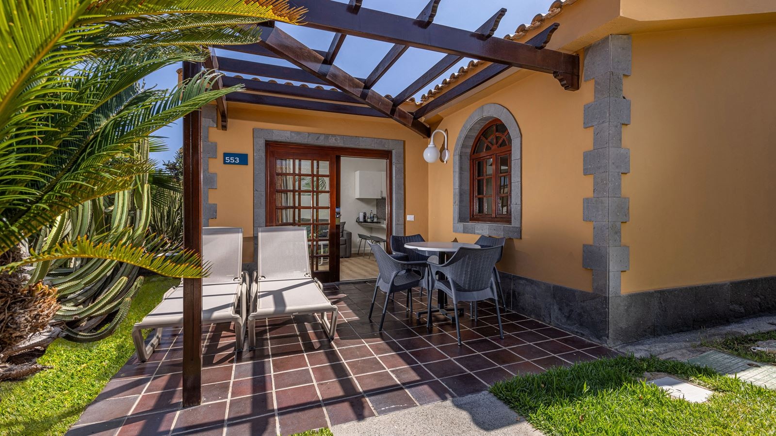 rooms-bungalow-pool-view