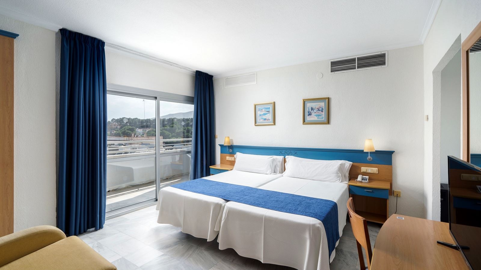 rooms-df--family-room-balcony-or-terrace