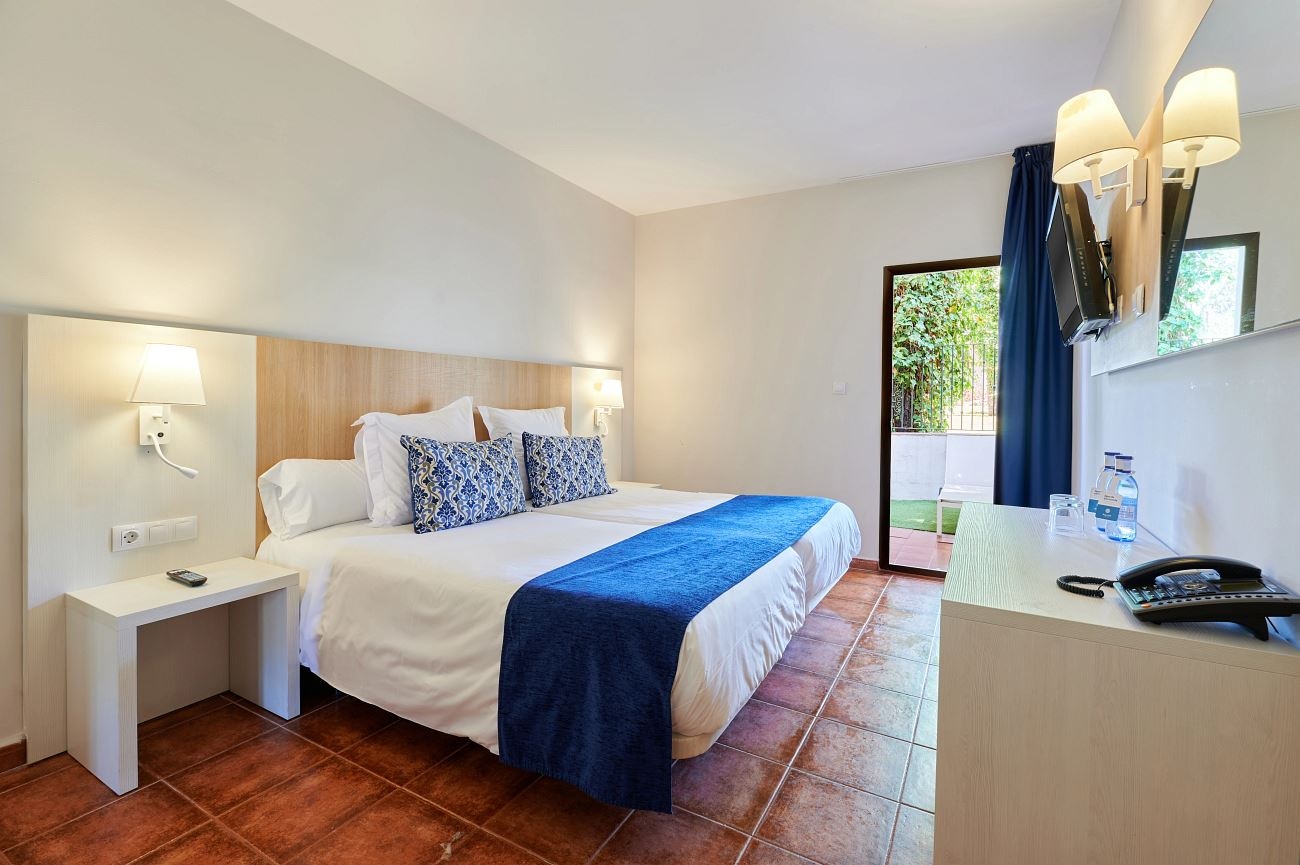 rooms-double-xs-economy-room-single-with-child-balcony-or-terrace