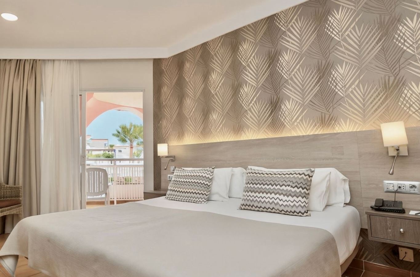 rooms-double-standard-room-pool-view-with-balcony-or-terrace