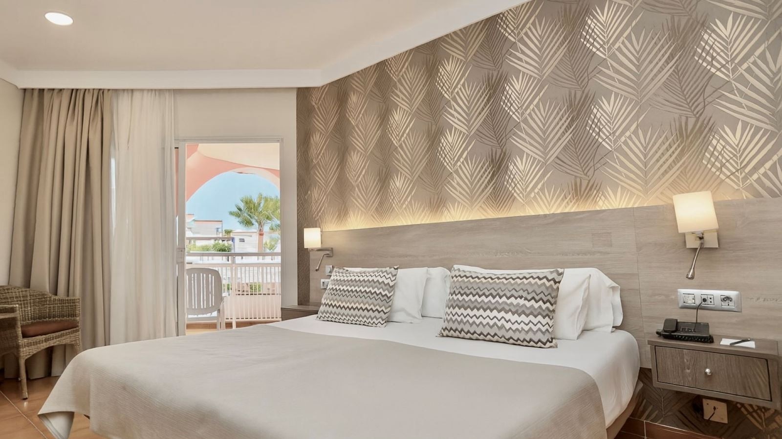 rooms-double-standard-room-pool-view-with-balcony-or-terrace