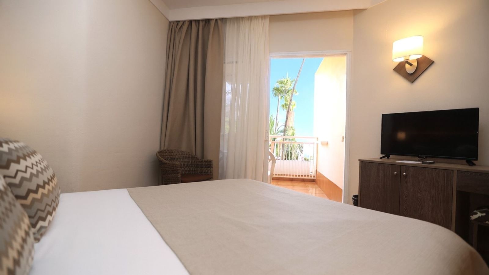 rooms-single-standard-room-with-balcony-or-terrace