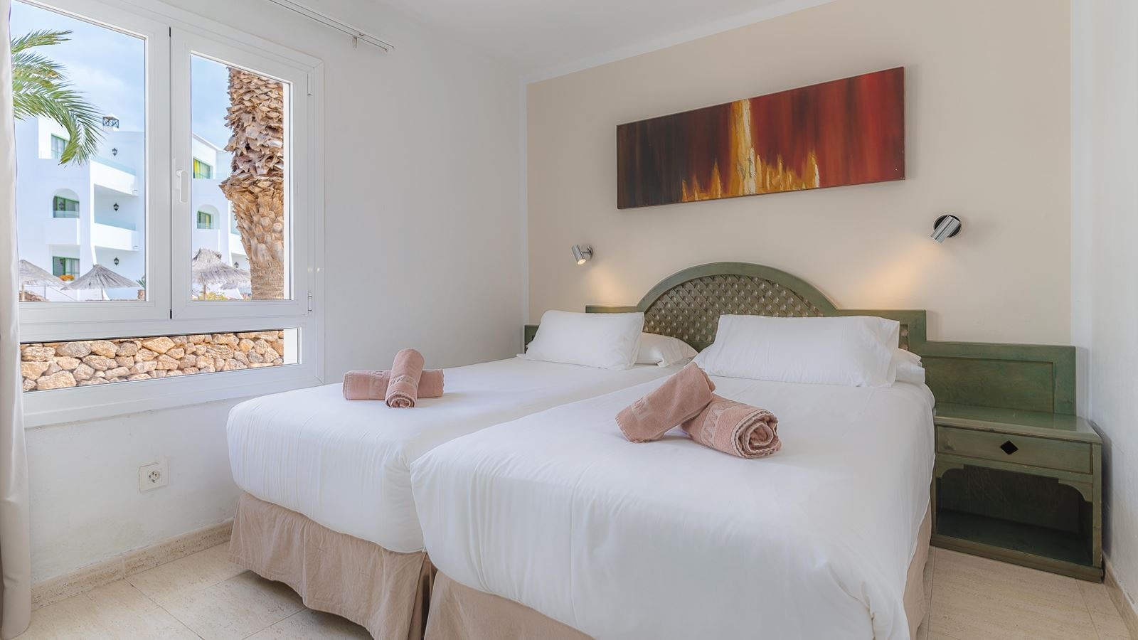 rooms-apartment-1-bedroom-balcony-or-terrace