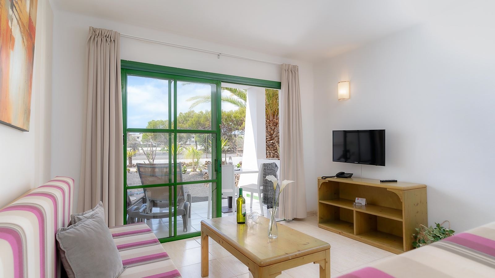 rooms-apartment-1-bedroom-balcony-or-terrace