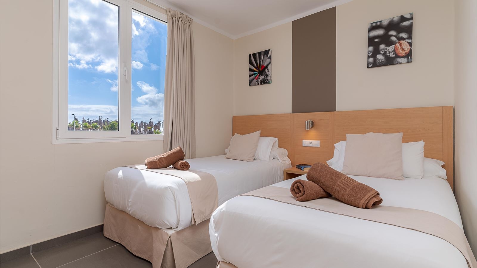 rooms-apartment-2-bedrooms-premium-balcony-or-terrace