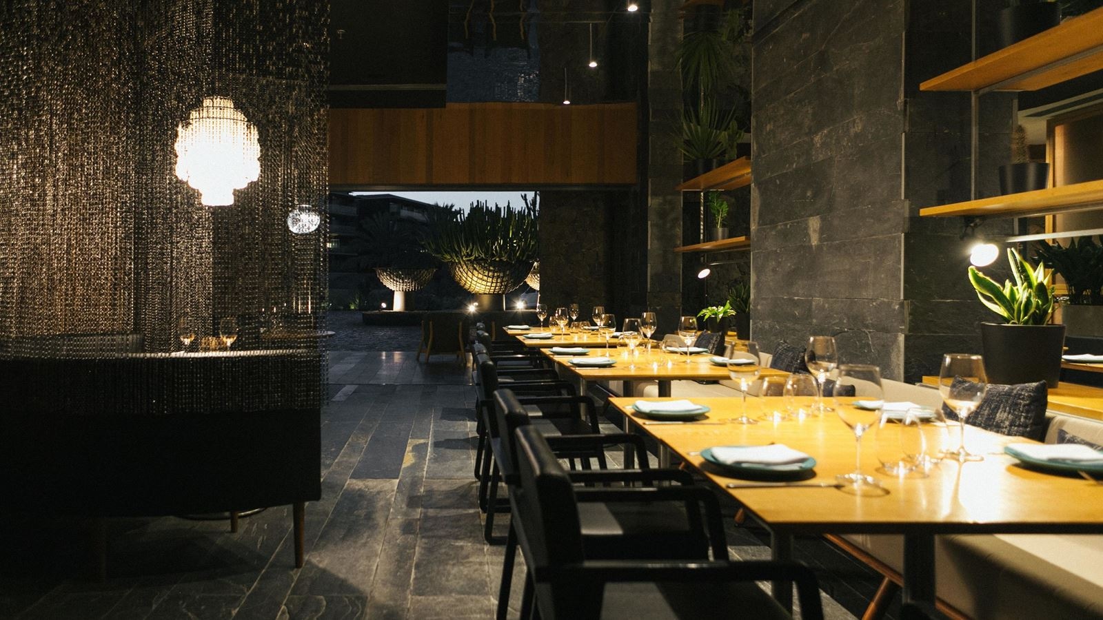 restaurants-sens-kitchen-patio-garden