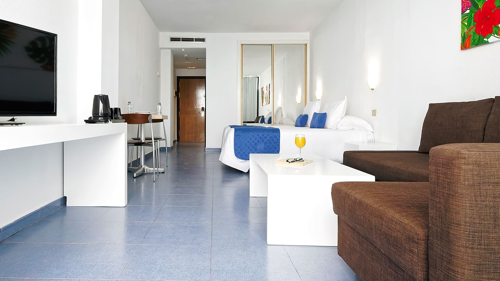 rooms-studio-balcony-or-terrace