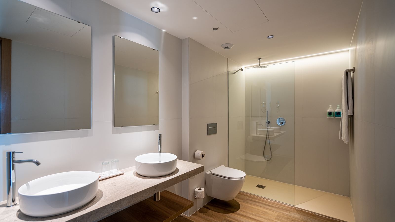 rooms-suite-balcony-or-terrace