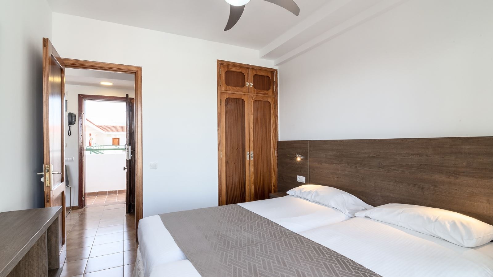 rooms-one-bedroom-apartment-balcony-or-terrace