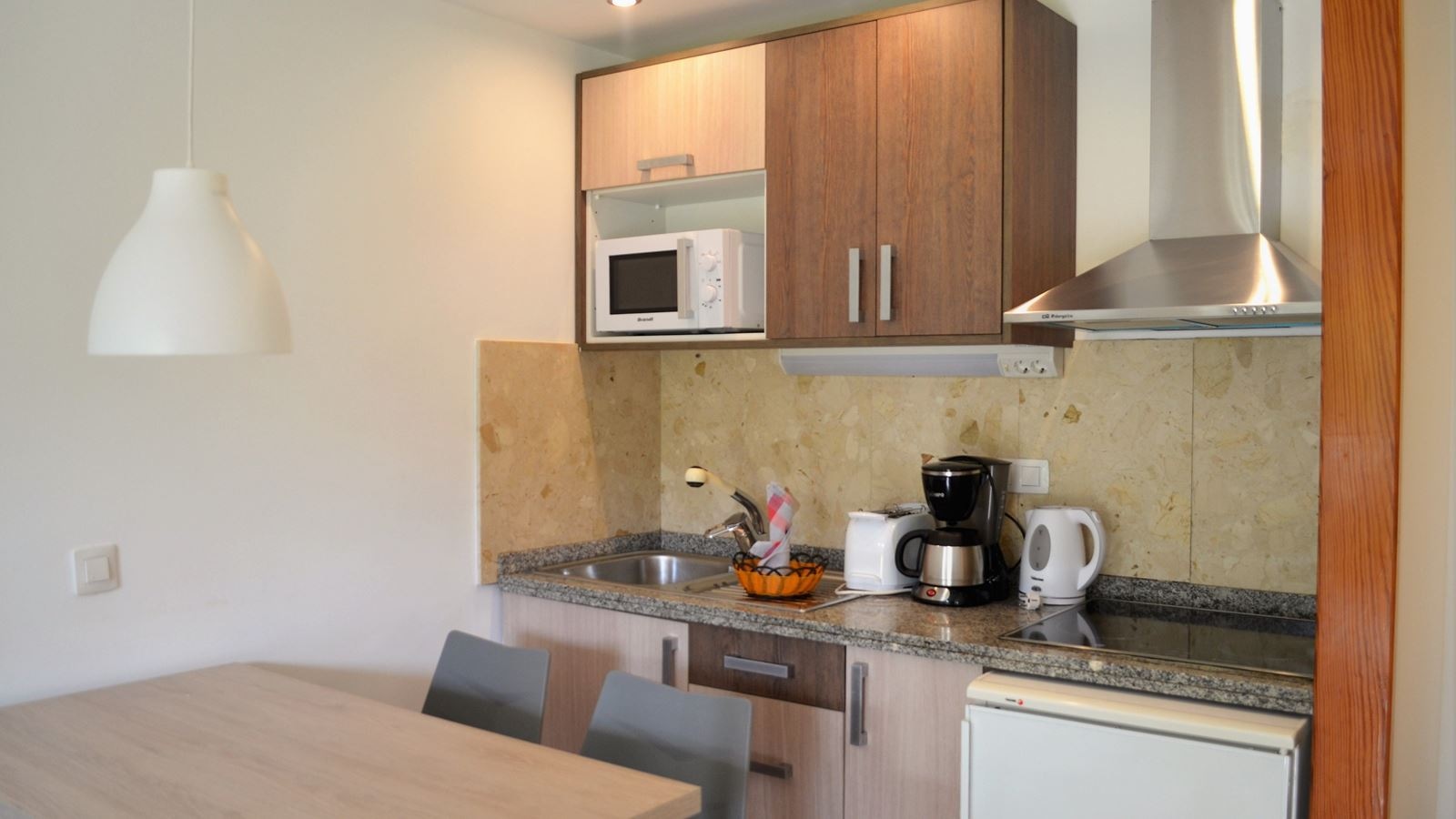 rooms-one-bedroom-apartment-sea-side-view-balcony