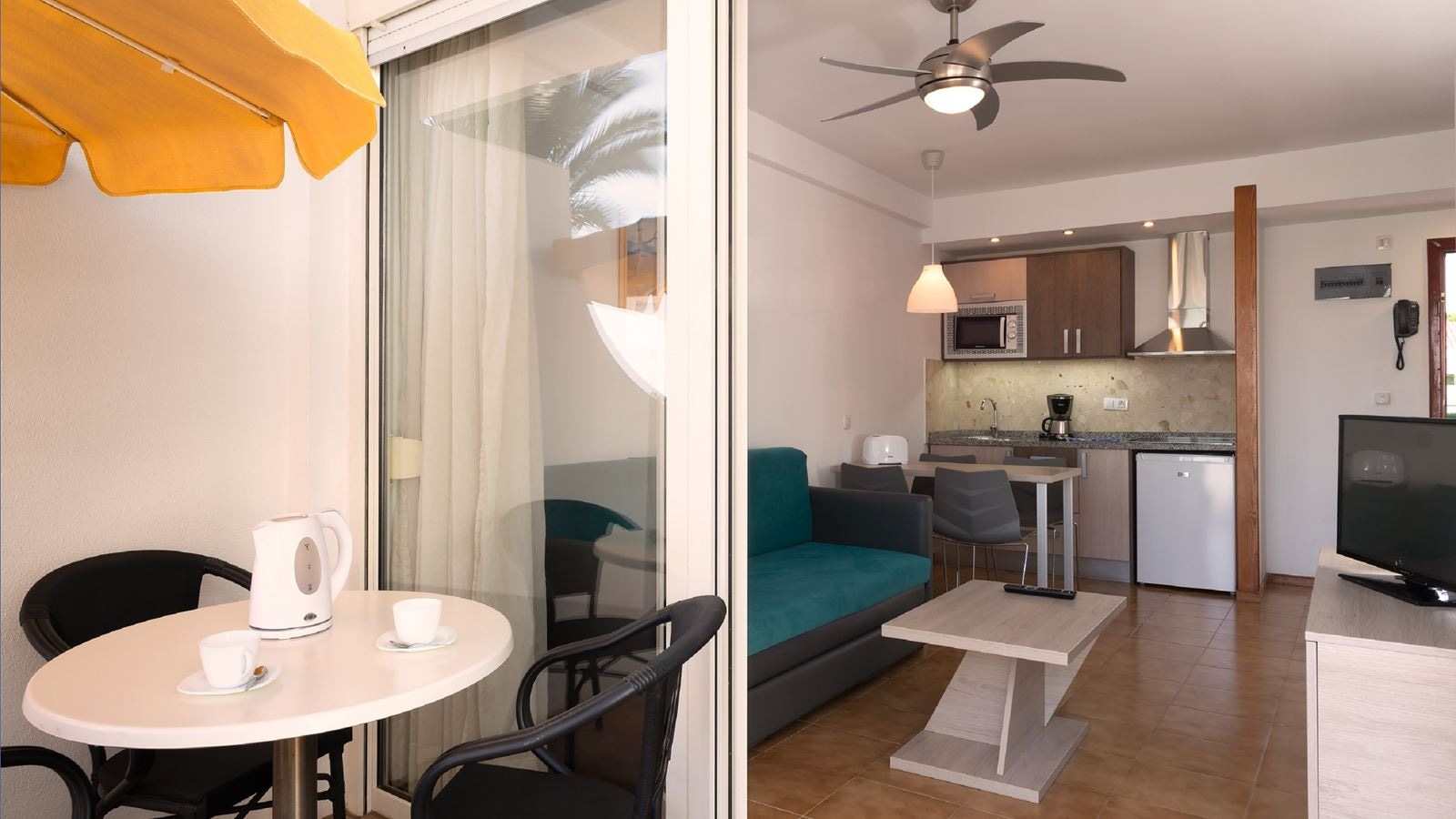 rooms-one-bedroom-apartment-sea-side-view-balcony