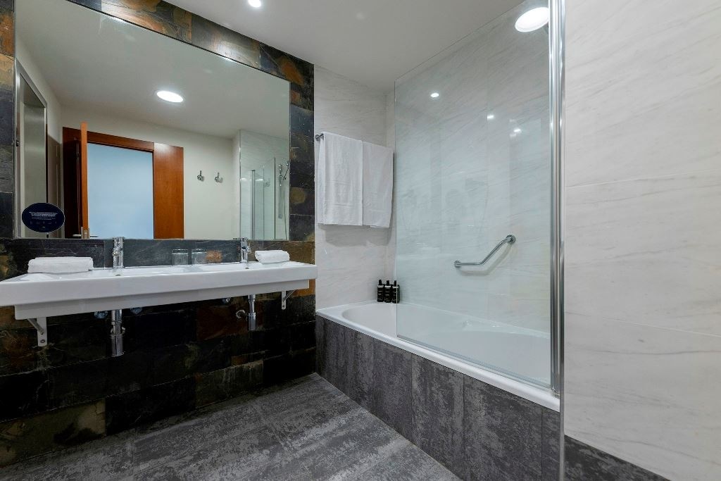 rooms-junior-suite-premium-sea-view-with-balcony