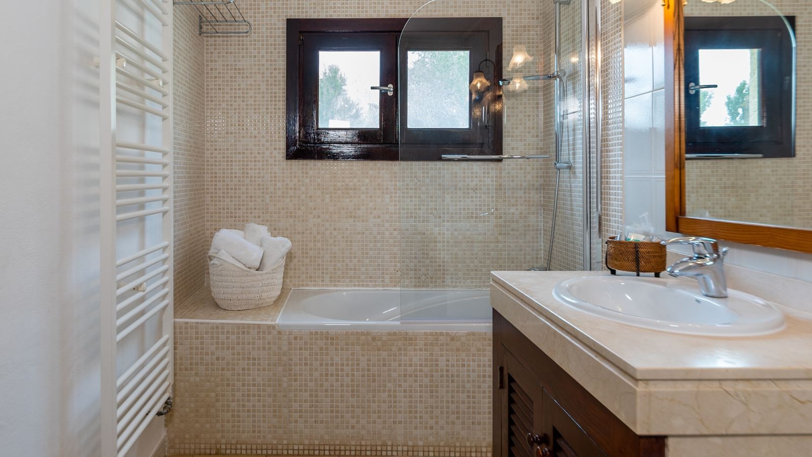 rooms-family-room-with-terrace