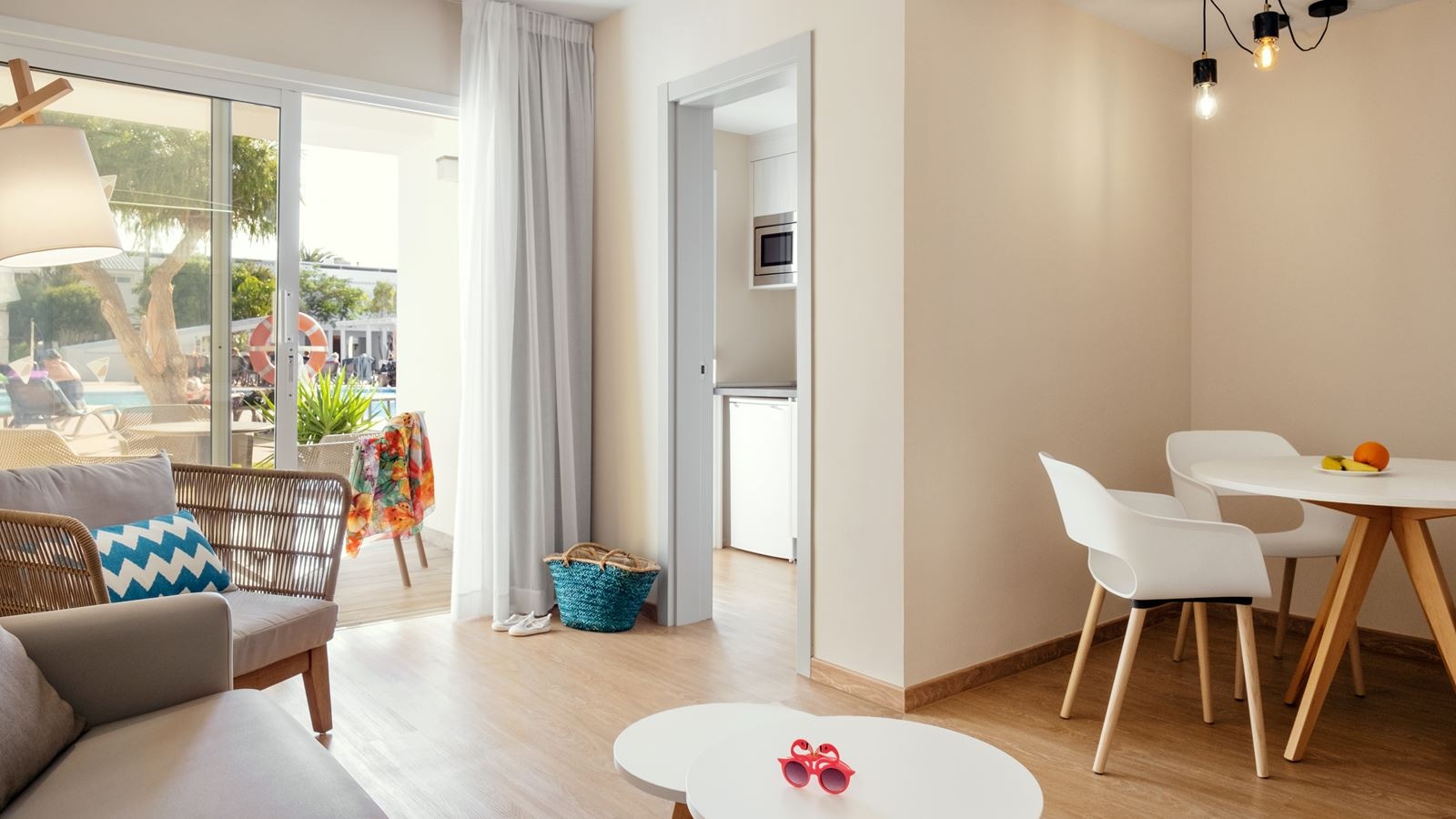 rooms-junior-suite-terraza-with-kitchenette