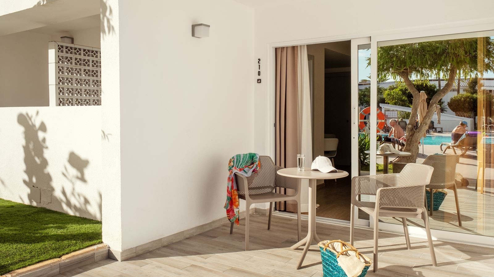 rooms-junior-suite-terraza-with-kitchenette