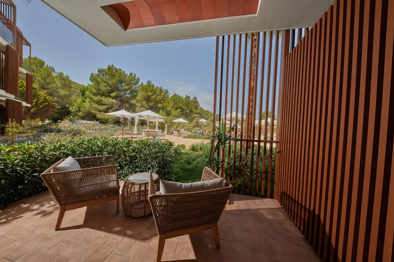 rooms-deluxe-garden-view-balcony-or-terrace