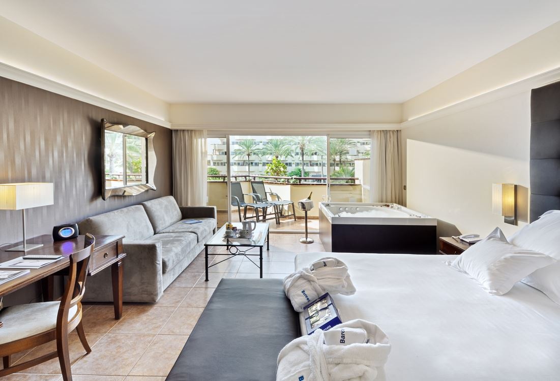 rooms-deluxe-room-jacuzzi