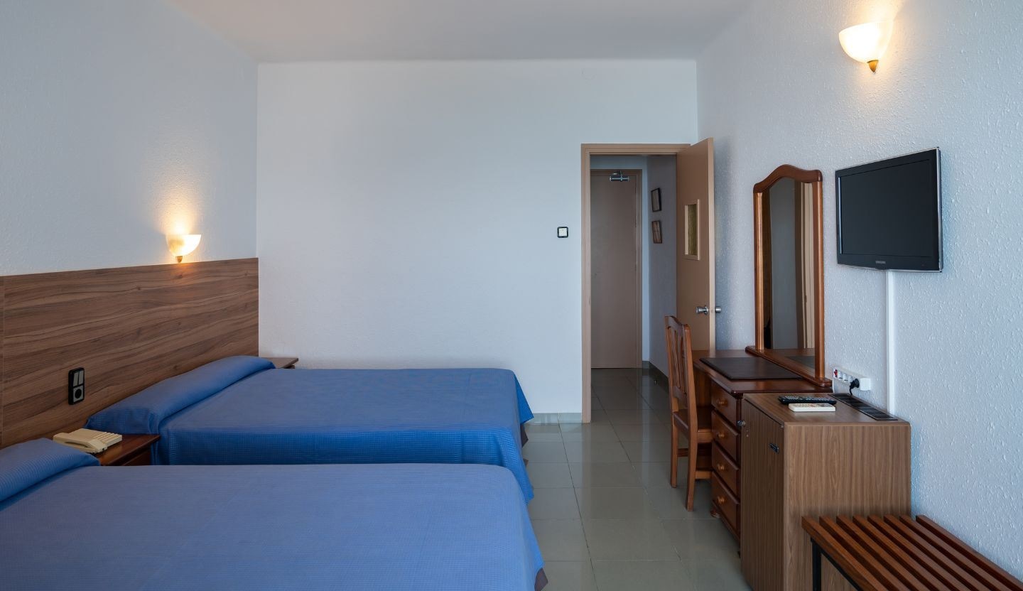 rooms-quad-room-sea-view