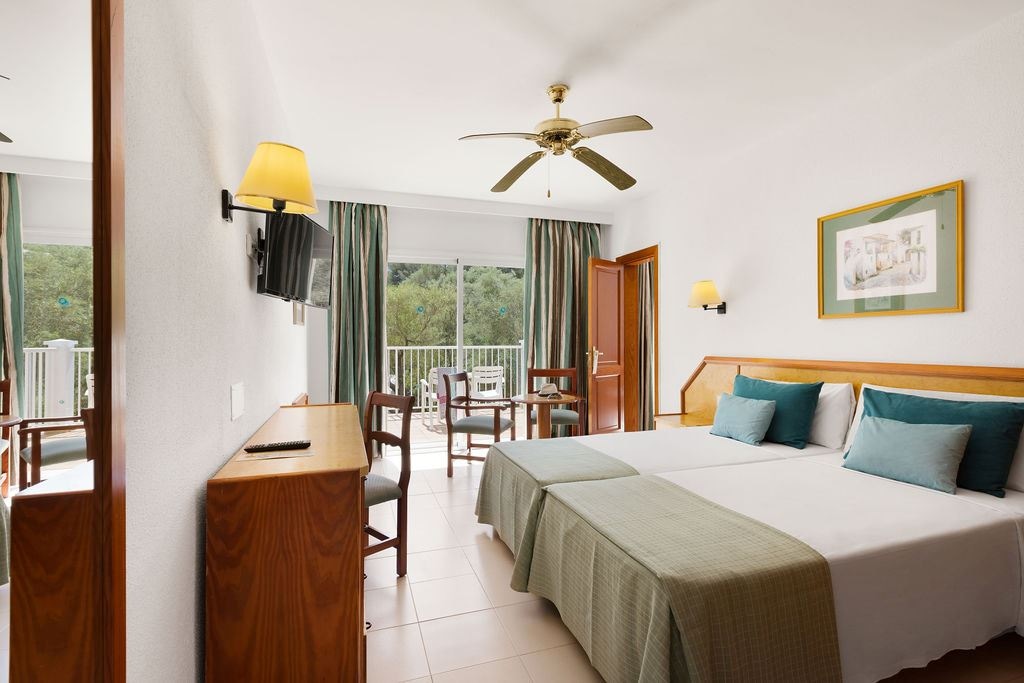 rooms-two-double-rooms-connecting-with-air-conditioning-and-balconieserraces