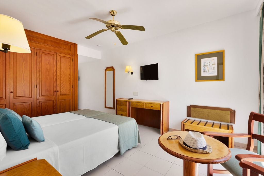 rooms-double-beach-area-with-air-conditioning-and-balconyterrace