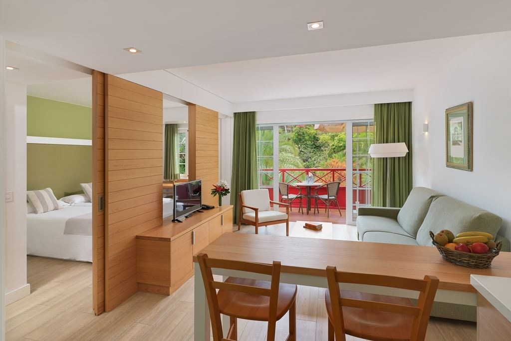 rooms-premium-apartment-balcony-or-terrace