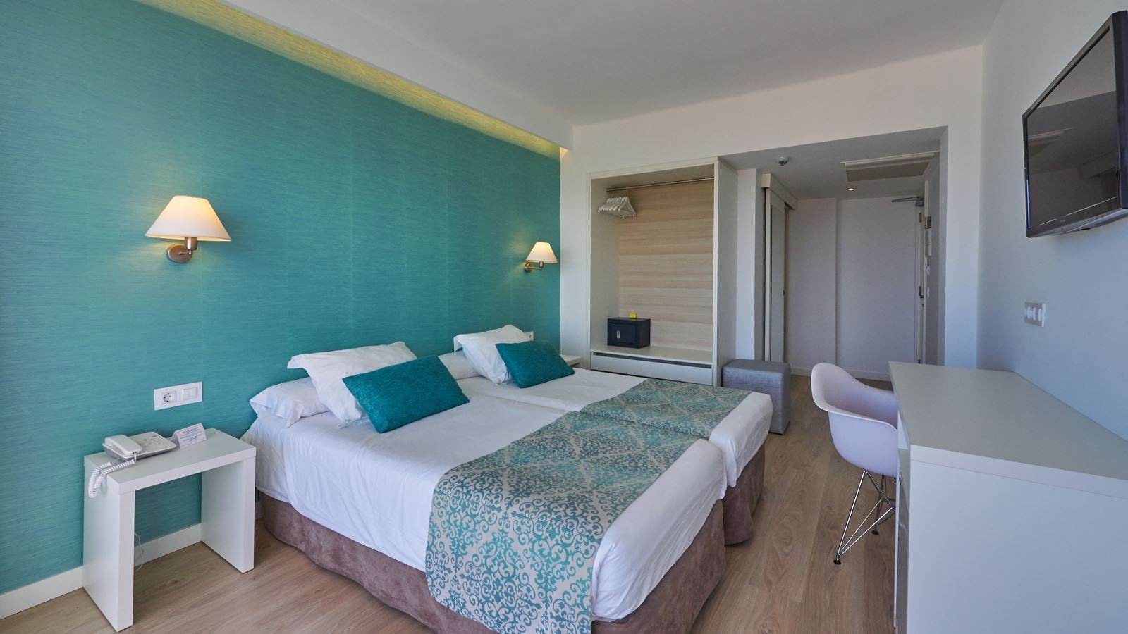 rooms-double-twin-room-balcony-or-terrace