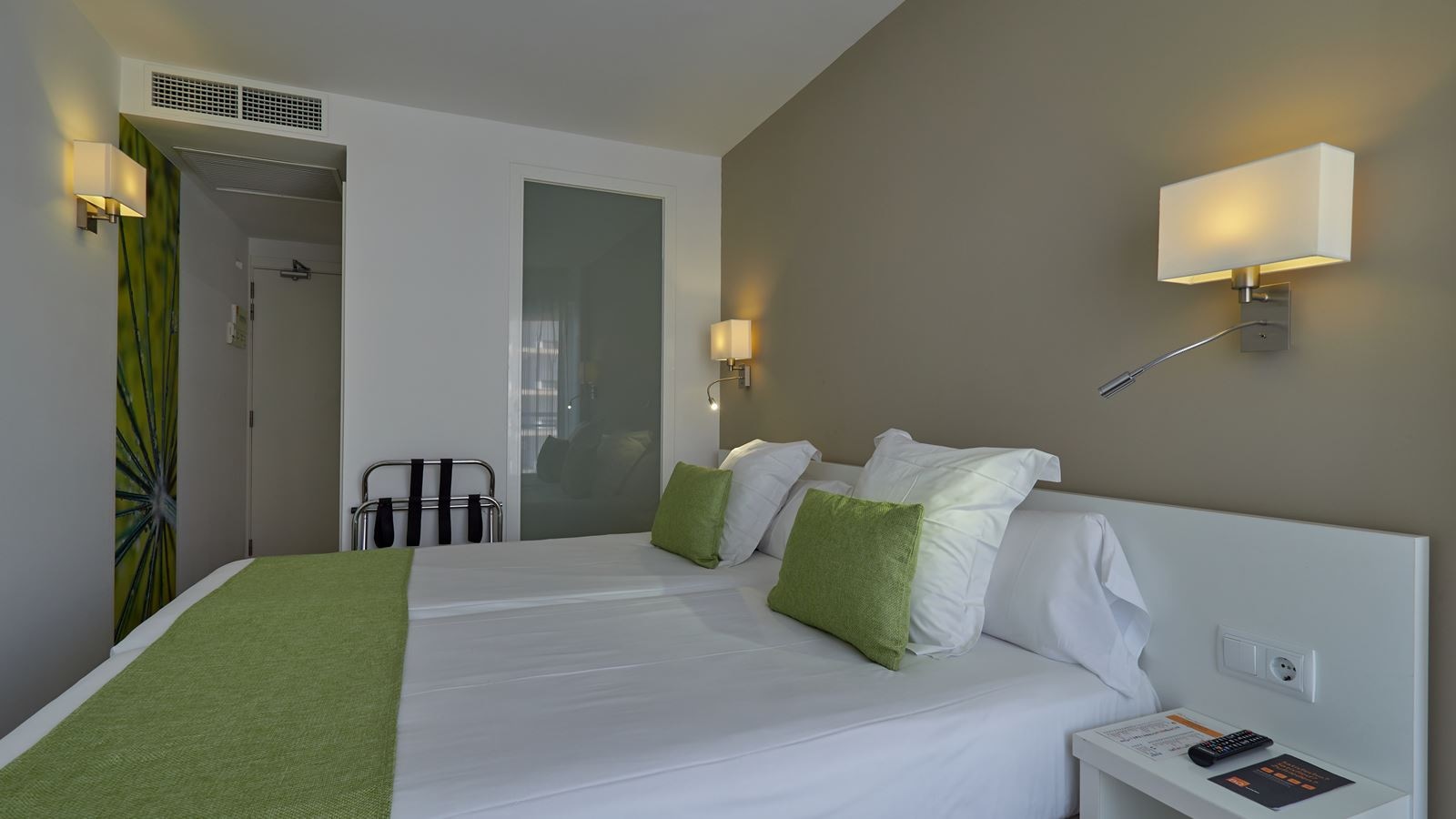 rooms-db--twin-room-balcony-or-terrace