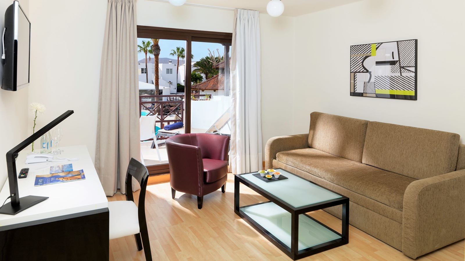 rooms-standard-suite-balcony-or-terrace