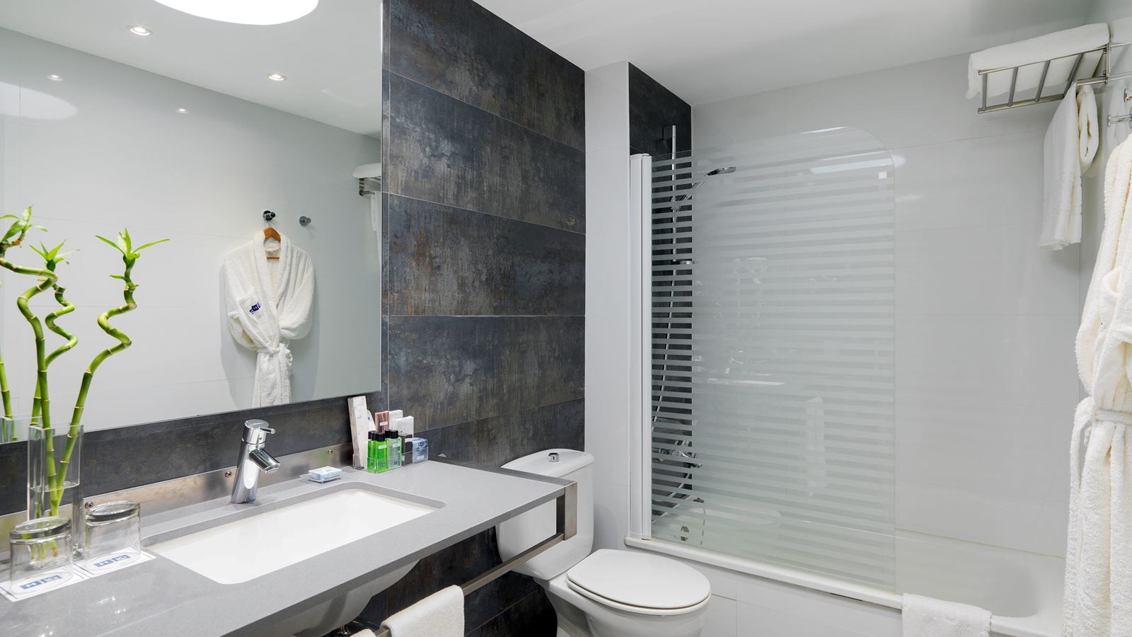 rooms-standard-suite-balcony-or-terrace