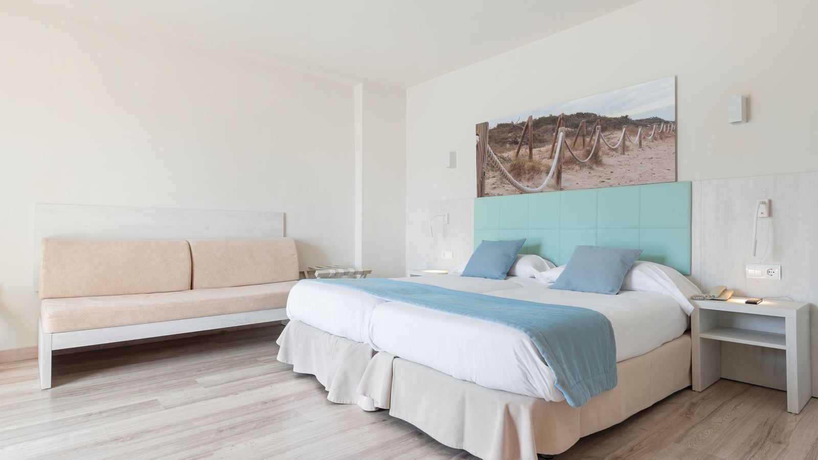 rooms-db--twin-with-balcony-or-terrace