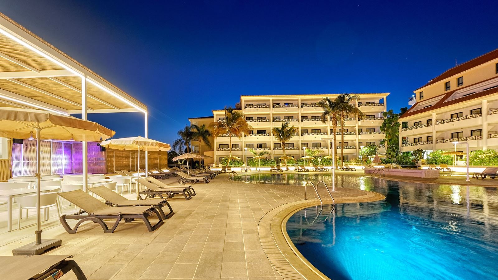 rooms-apartment-1-bedroom-poolview