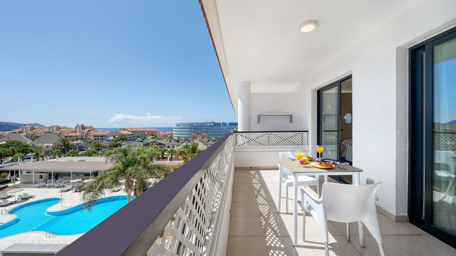 rooms-apartment-2-bedrooms-poolview