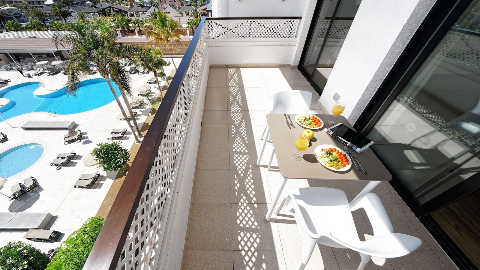 rooms-apartment-2-bedrooms-poolview