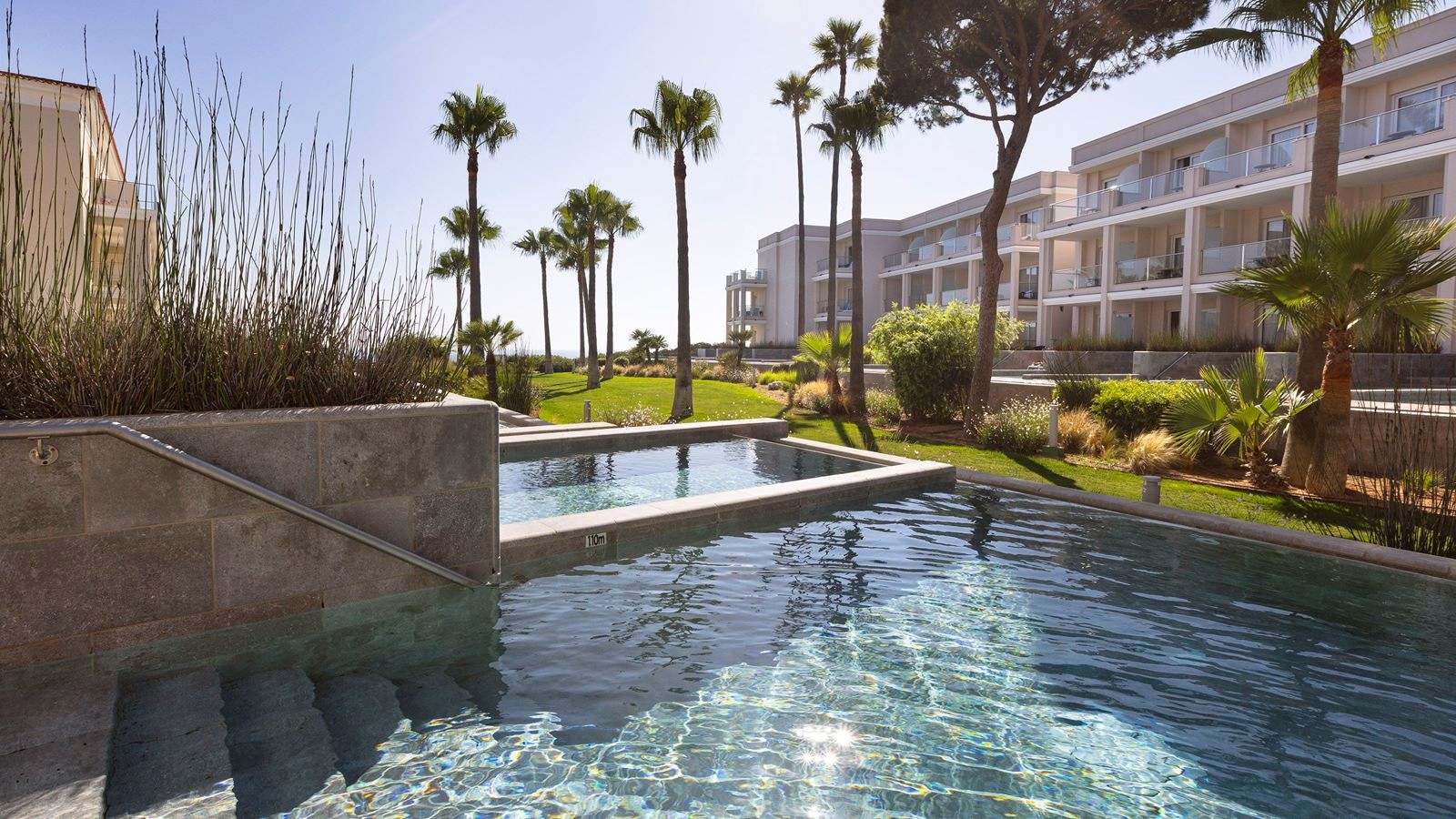 rooms-double-swim-up-lowest-floor-with-pool