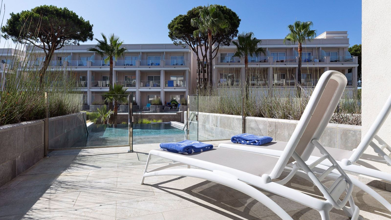 rooms-double-swim-up-lowest-floor-with-pool