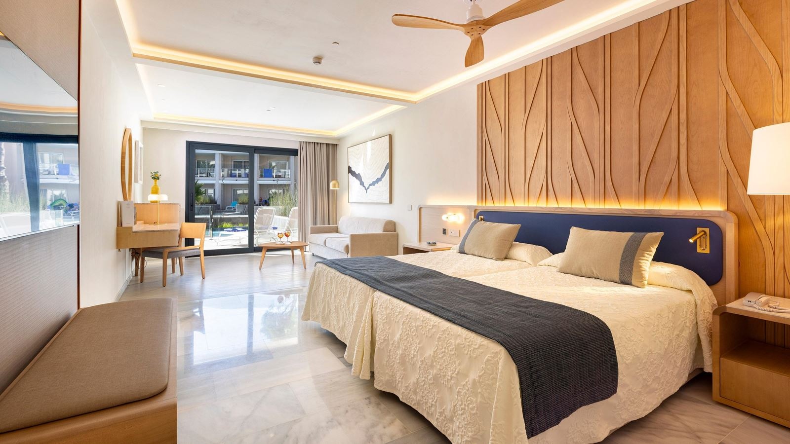 rooms-junior-suite-swim-up-lowest-floor-with-pool