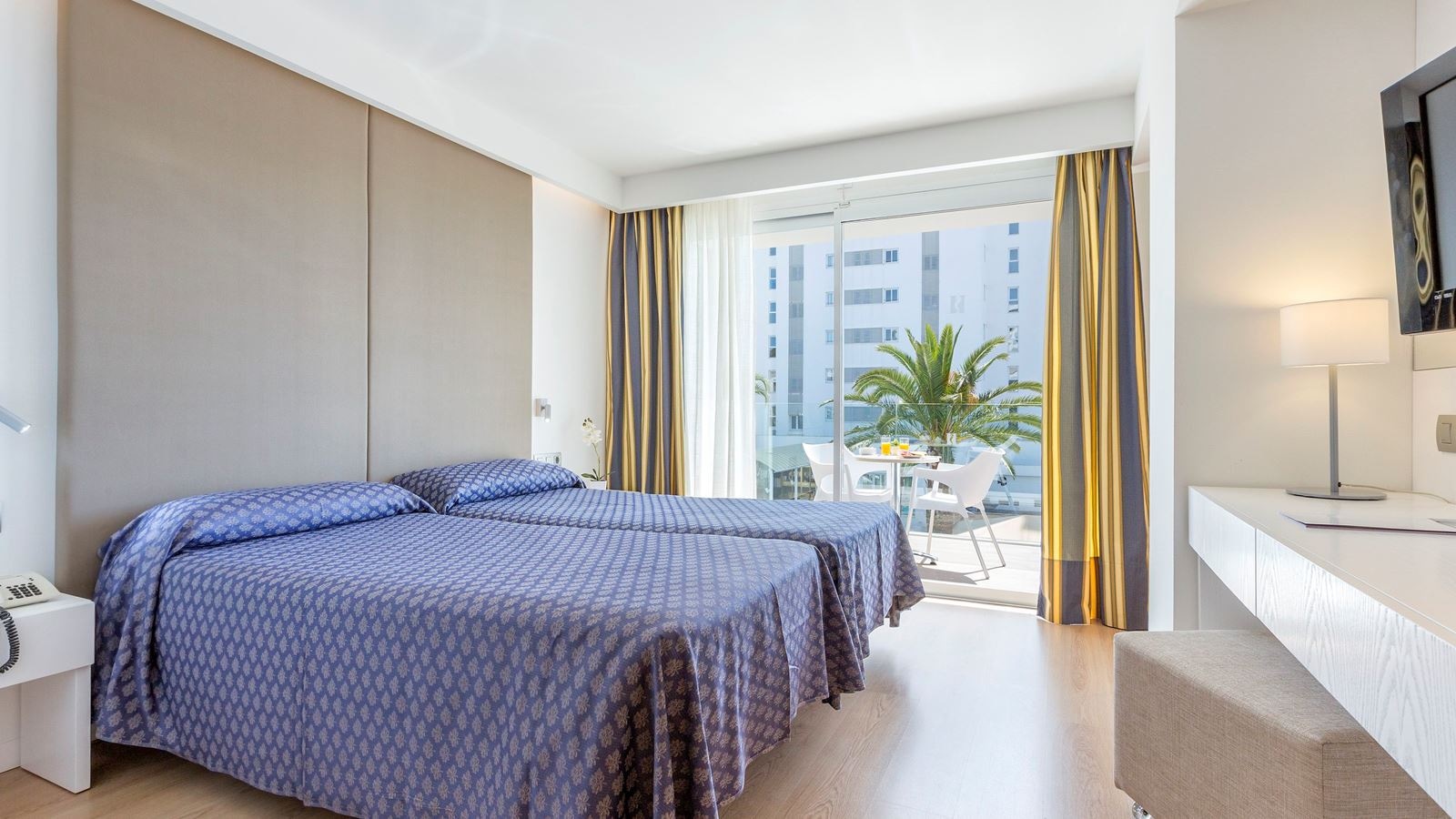 rooms-double-standard-with-balcony-pool-view