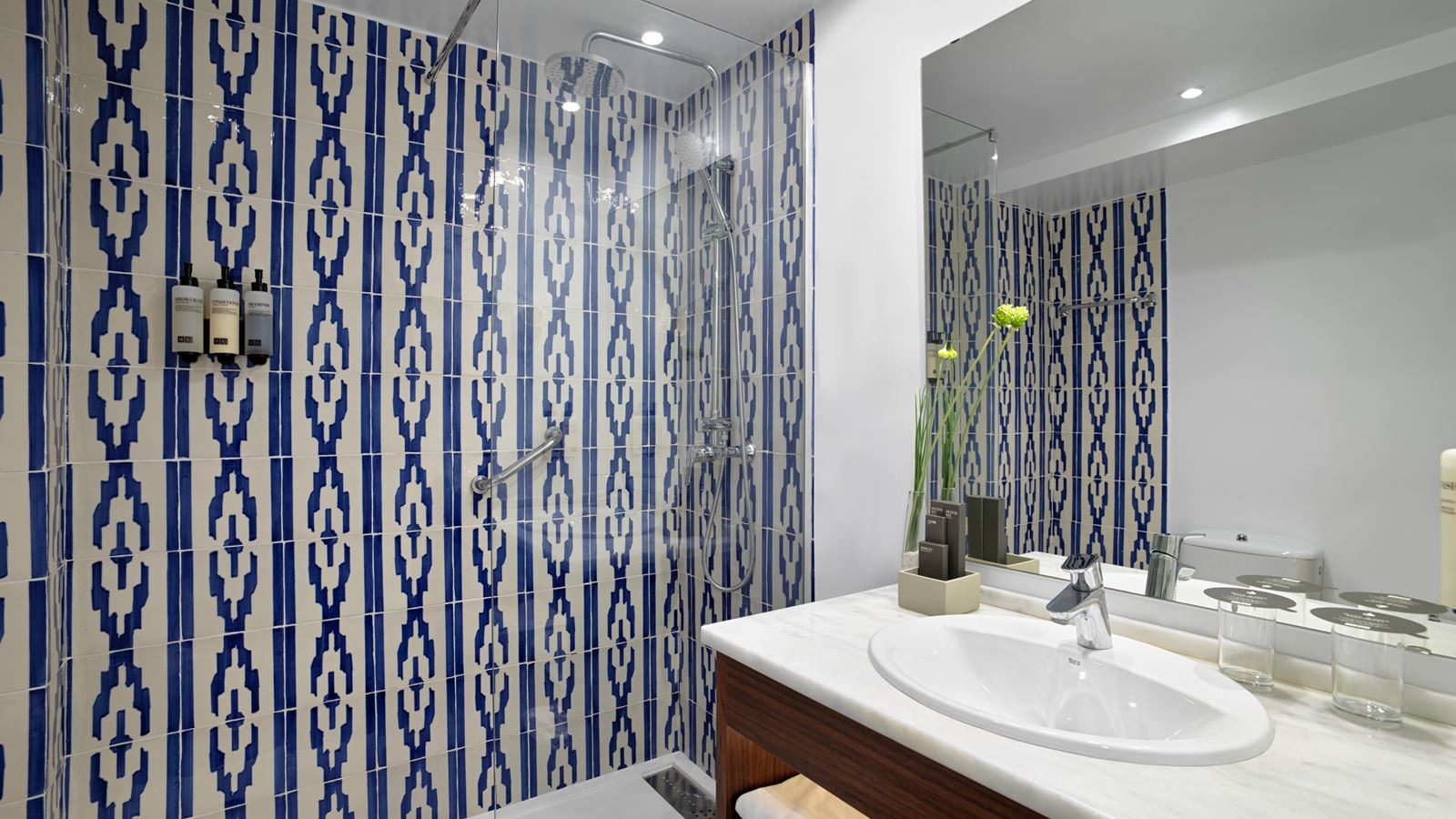 rooms-double-standard-room-pool-view