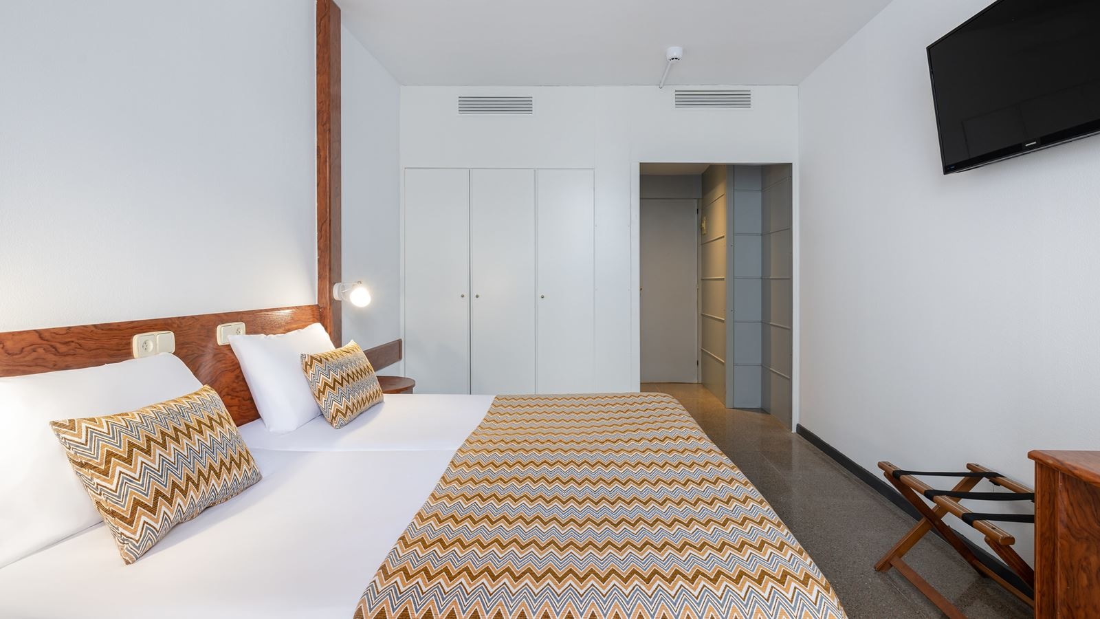 rooms-pool-view-room