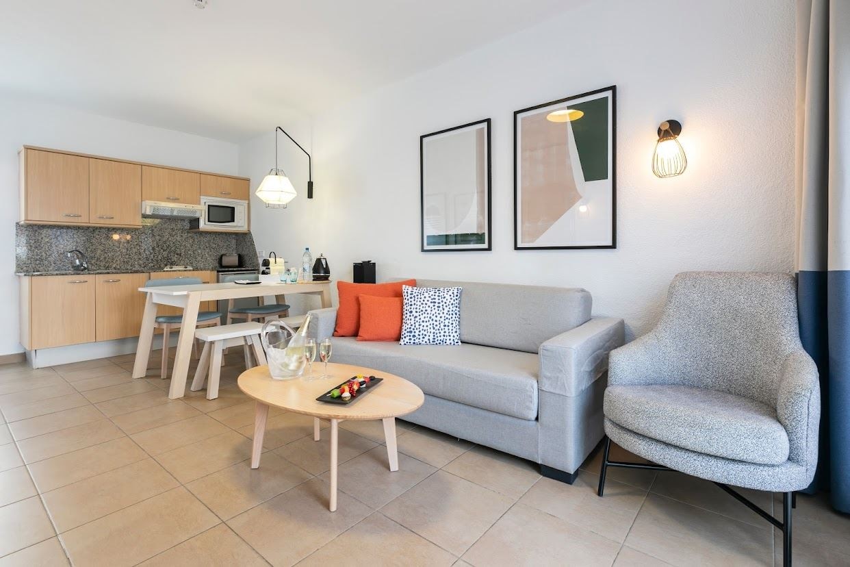 rooms-family-villa-emblem-2-bedrooms-with-terrace--v2