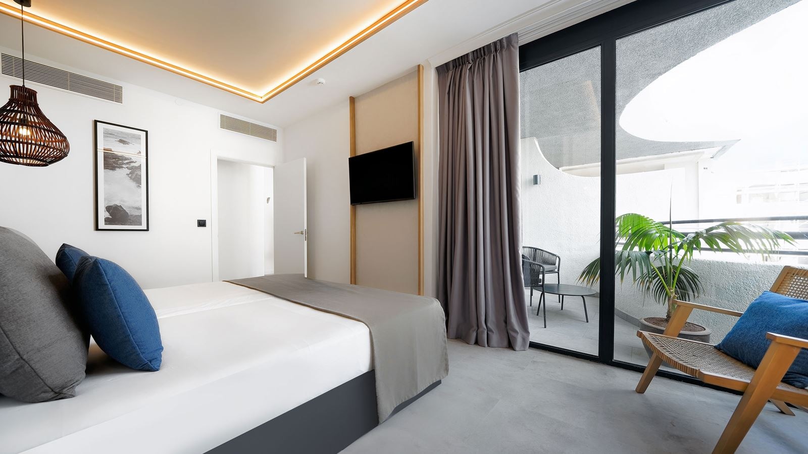 rooms-suite-pool-view-with-balcony-or-terrace