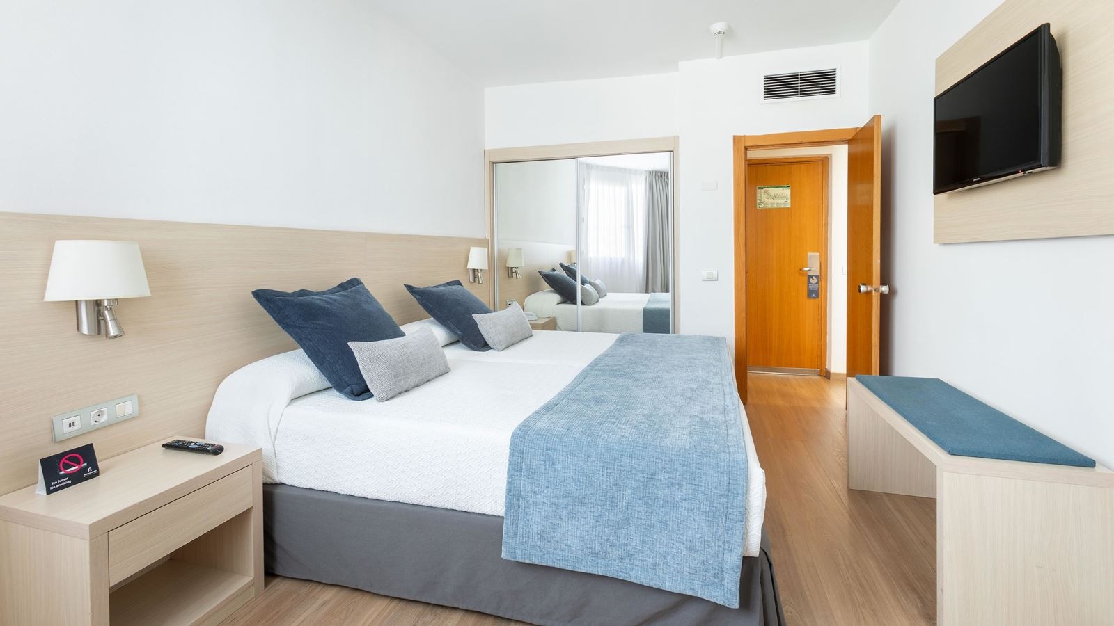 rooms-junior-suite-sea-view-balcony-or-terrace