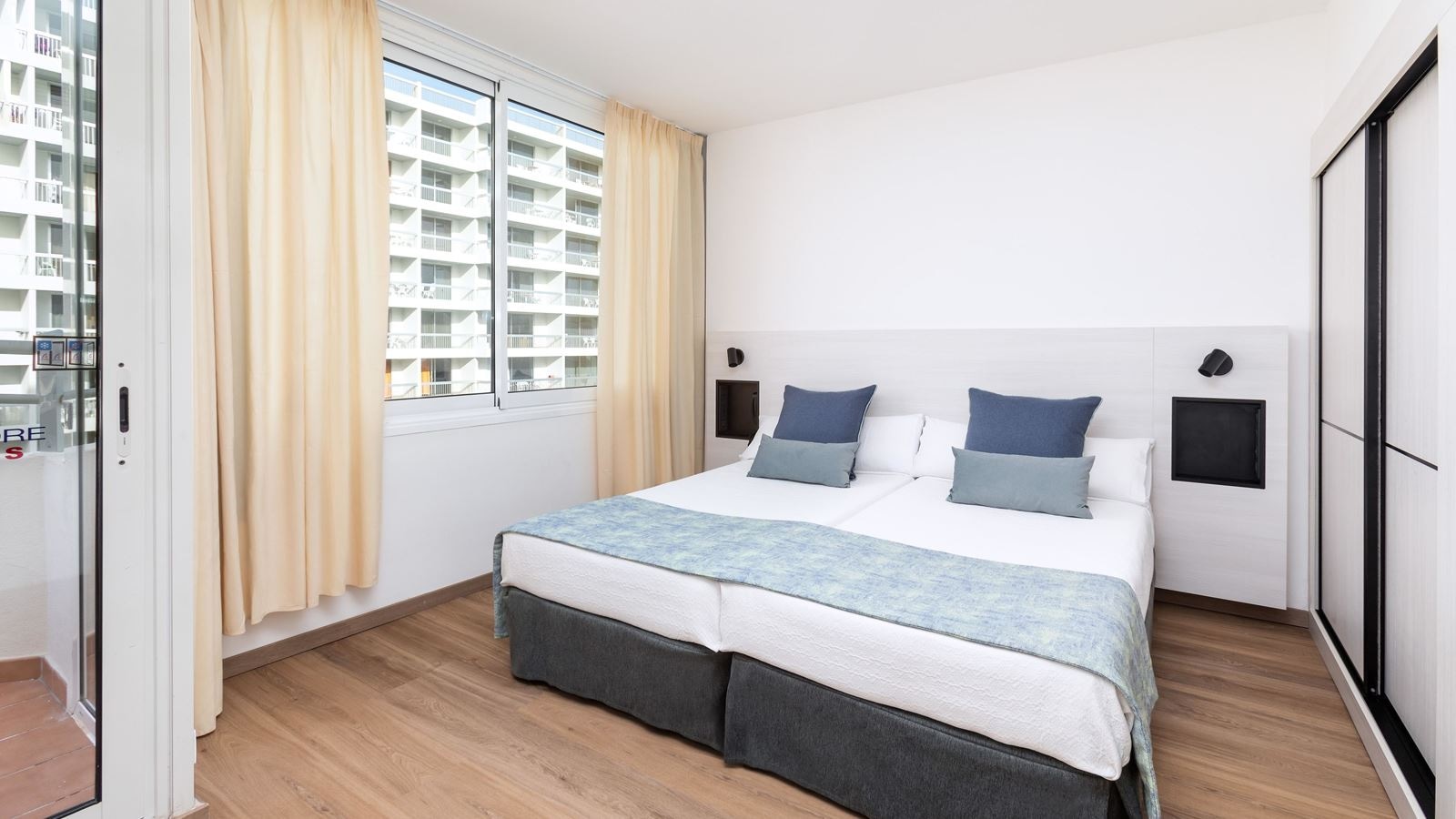 rooms-family-room-2-bedrooms-balcony-or-terrace