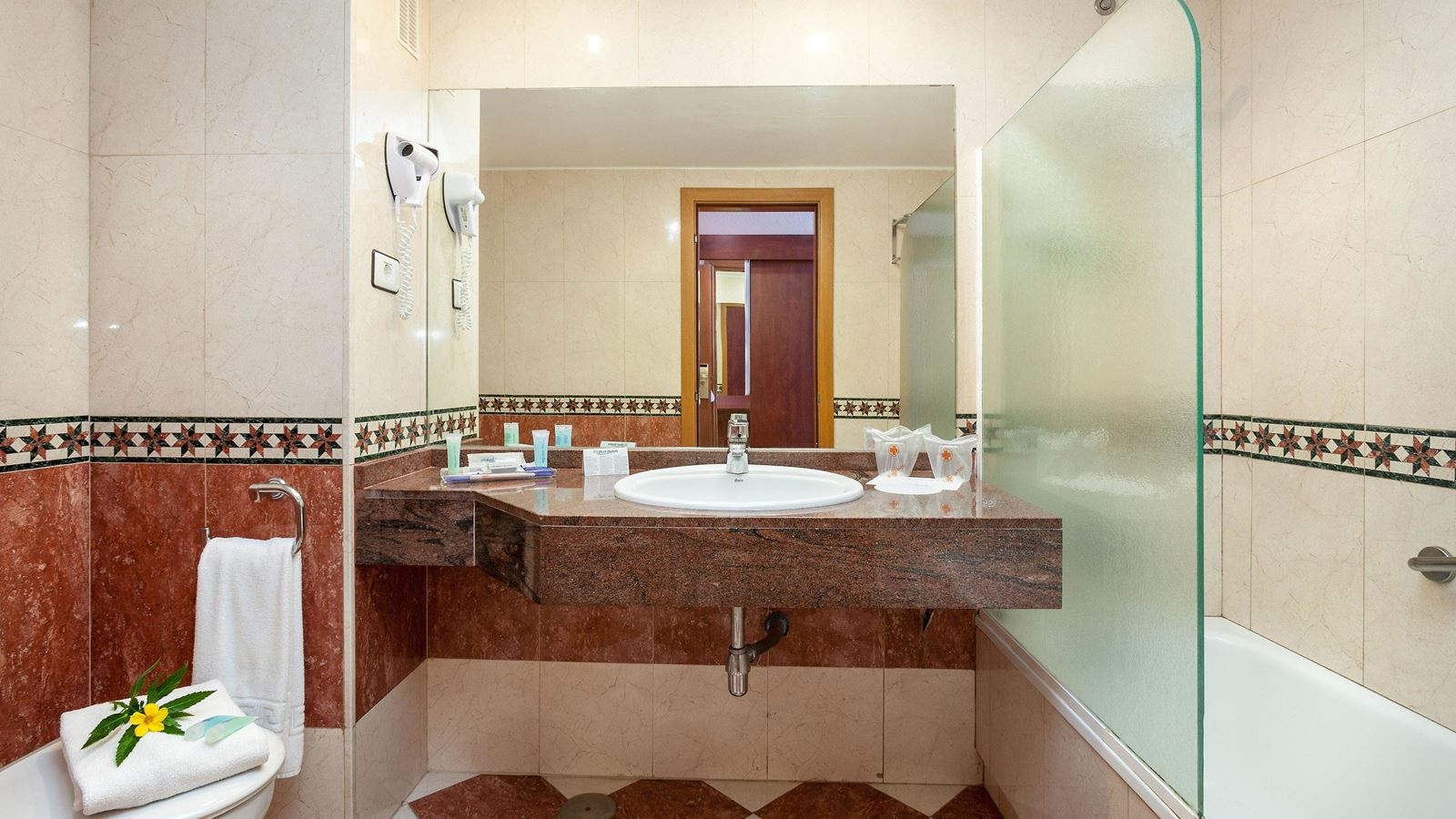 rooms-room-standard-pool-view