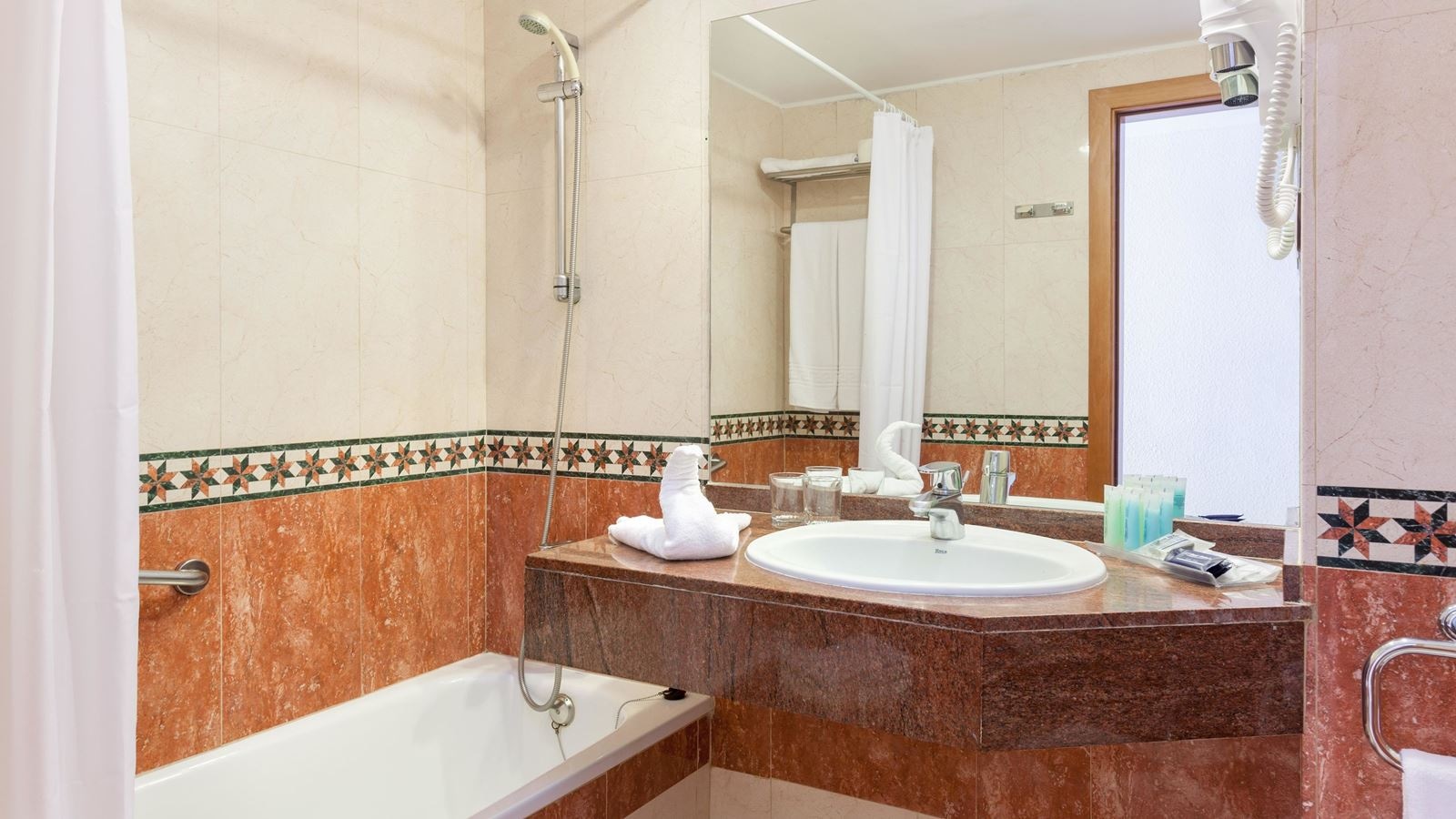 rooms-room-standard-pool-view