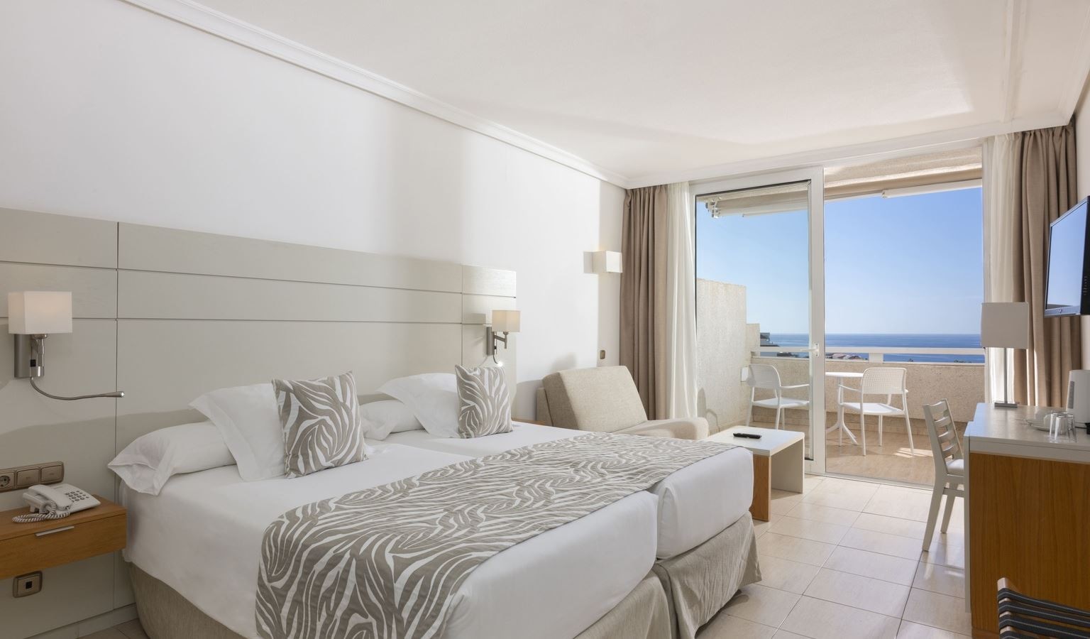 rooms-deluxe-ocean-view-balcony-or-terrace