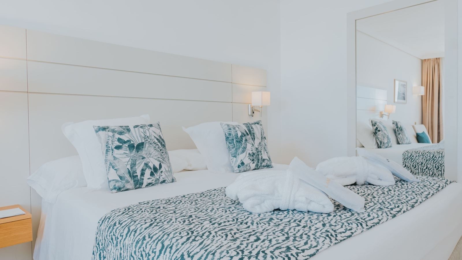 rooms-platinum-club-adults-only-balcony-or-terrace